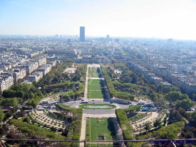 PARIS 324 Champs de Marte