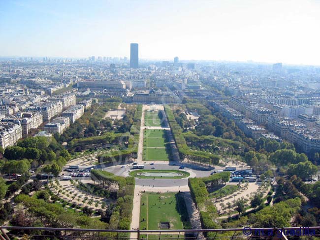 PARIS 324 Champs de Marte