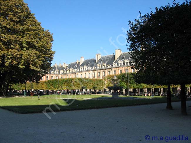 PARIS 351 Place des Vosges