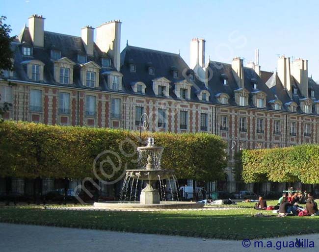 PARIS 352 Place des Vosges