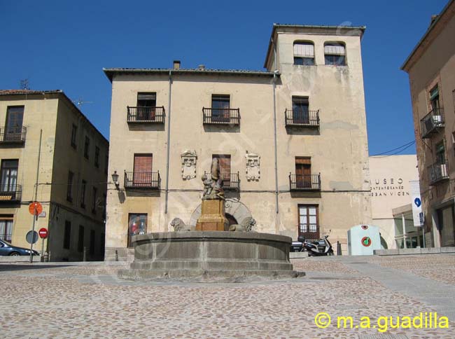 SEGOVIA - Plaza Medina del Campo 001