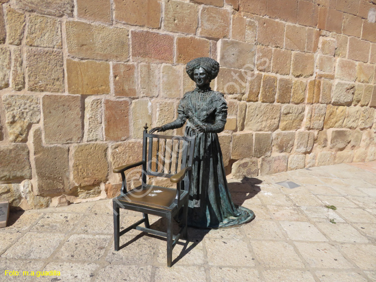 SORIA (237) Estatua de Leonor