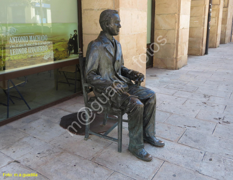 SORIA (266) Escultura de Antonio Machado