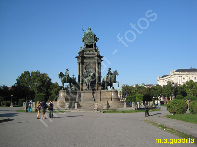 VIENA - Maria Theresien Platz y Museos de Historia Natural y Bellas Artes 018