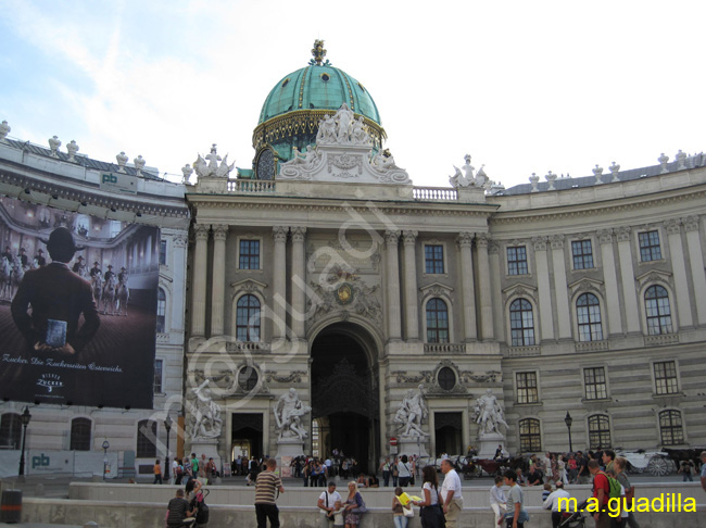 VIENA - Hofburg 004 - Puerta de San Miguel