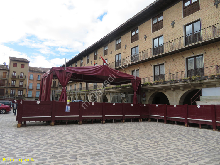 PUENTE LA REINA (122) Plaza Julian Mena