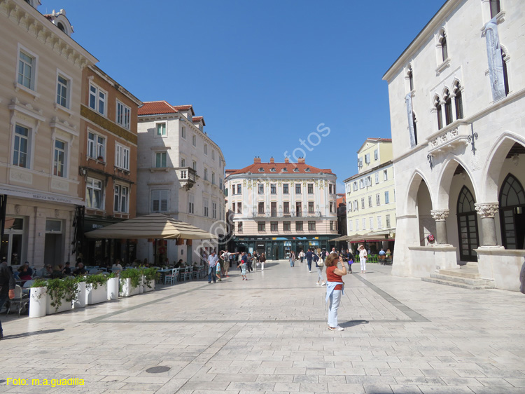 Split (308) Plaza del Pueblo